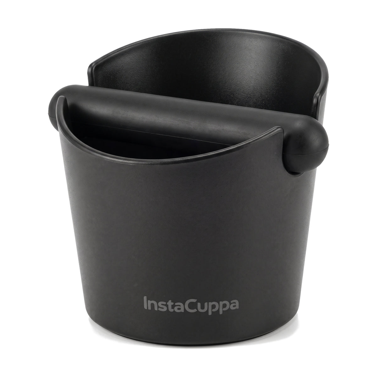 Coffee knock box InstaCuppa 550 ml in matte black with the InstaCuppa logo, three-quarter view on white, removable knock bar across the mouth
