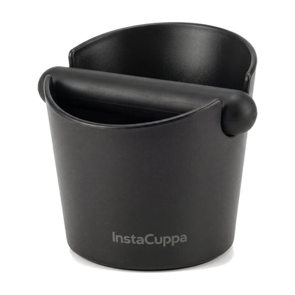 Coffee knock box InstaCuppa 550 ml in matte black with the InstaCuppa logo, three-quarter view on white, removable knock bar across the mouth